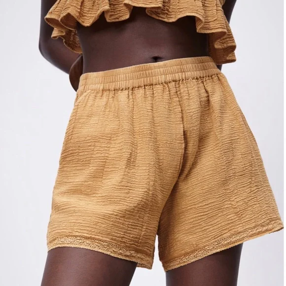 CO-ORD SET: RUFFLED COMFORT TOP + SHORTS